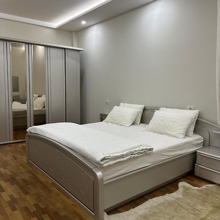 Dry Lake Apartment Tirana Esterno foto