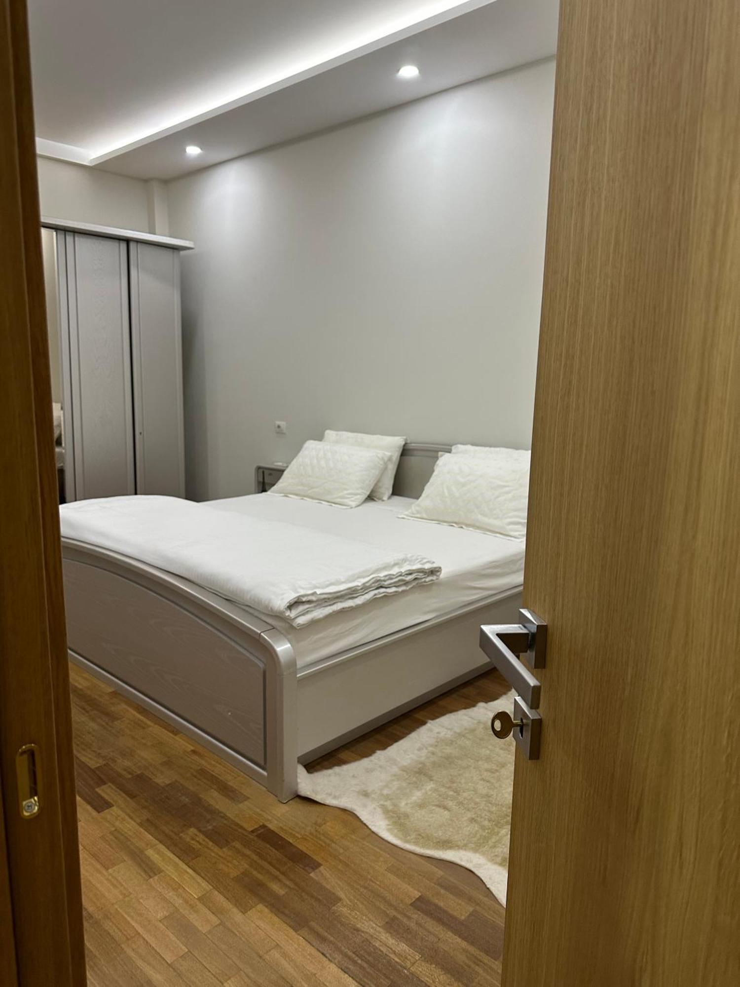 Dry Lake Apartment Tirana Esterno foto